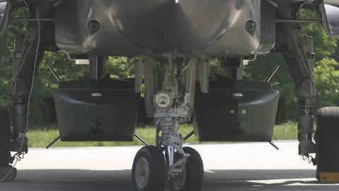 zwei rechteckige Marschflugkörper sind an der Unterseite eines Flugzeugs der Luftwaffe befestigt.