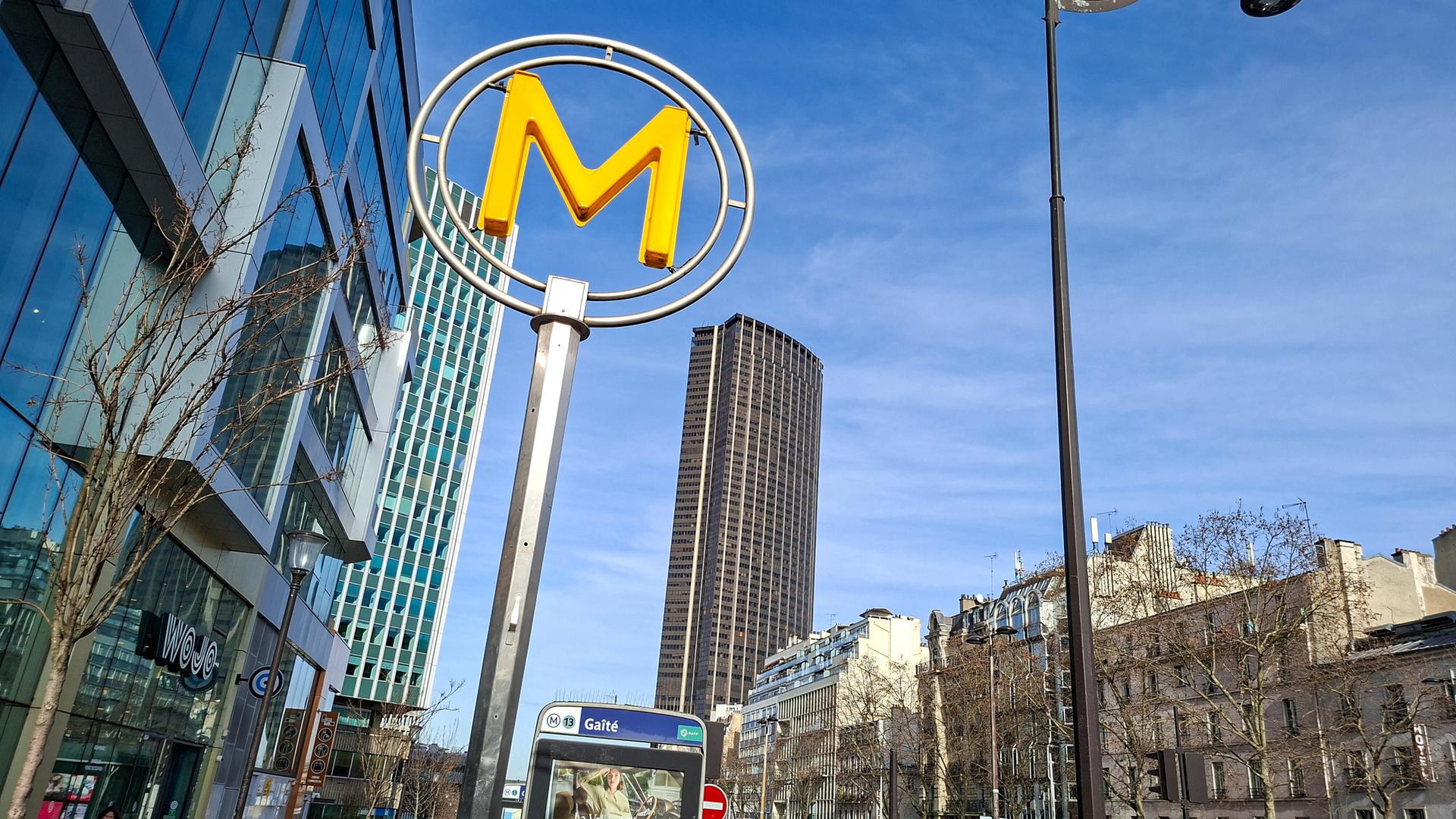Der Tour Montparnasse in Paris. Im Vordergrund ein Metro-Schild