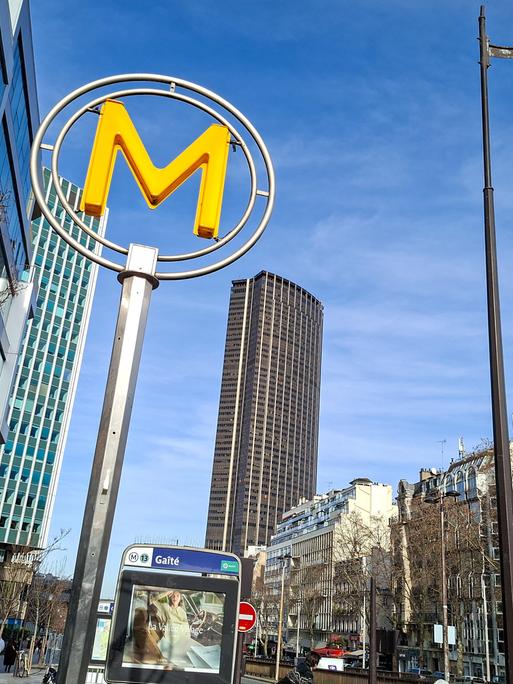 Der Tour Montparnasse in Paris. Im Vordergrund ein Metro-Schild
