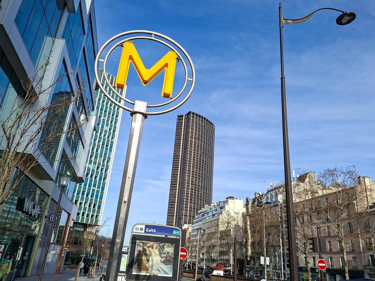 Der Tour Montparnasse in Paris. Im Vordergrund ein Metro-Schild