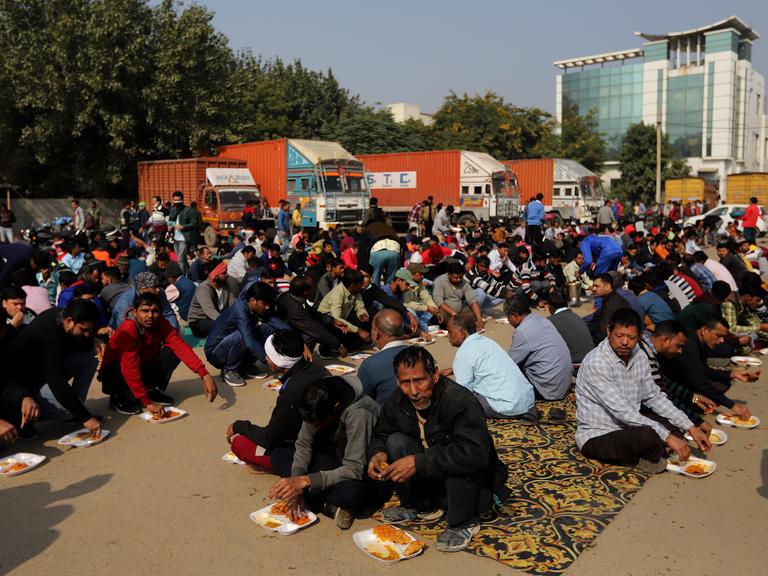 Nationalistische Hindu-Aktivisten haben ein gemeinschaftliches Essen auf einem Gelände in Gurgaon organisiert, auf dem zuvor Muslime zum Freitagsgebet zusammengekommen waren