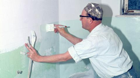 Wohnungsrenovierung in der DDR, Ende der 50er-Jahre.
