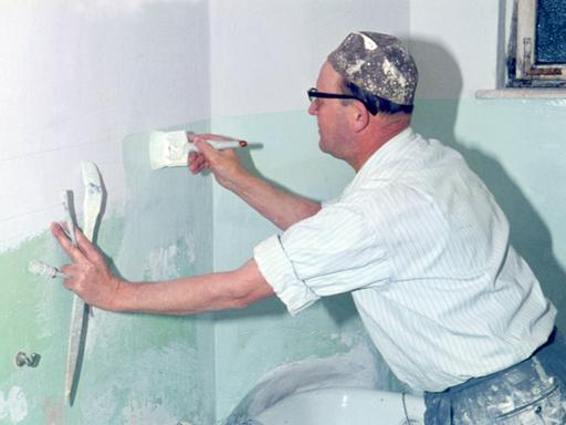 Wohnungsrenovierung in der DDR, Ende der 50er-Jahre.