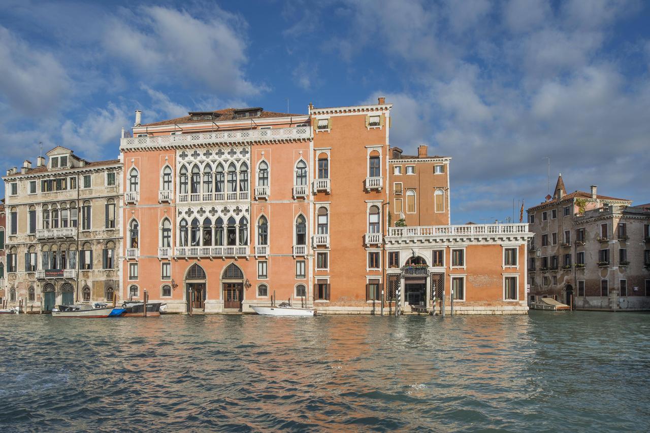 Der Palazzo Barbarigo della Terrazza in Venedig. Ein mehrstöckiges Gebäude steht direkt an einem Wasserkanal. 