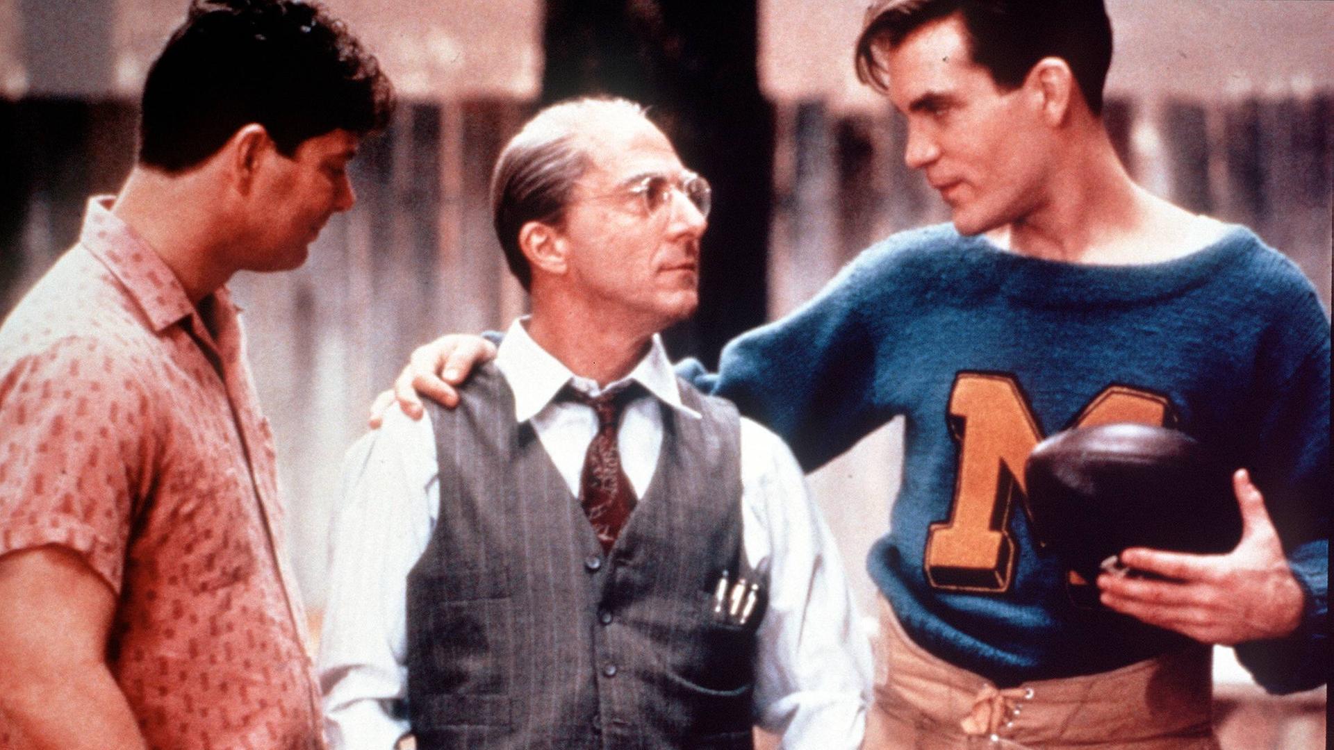 Filmszene mit drei Männern aus "Tod eines Handlungsreisenden": In der Mitte steht Willy Loman, gespielt von Dustin Hofmann. 