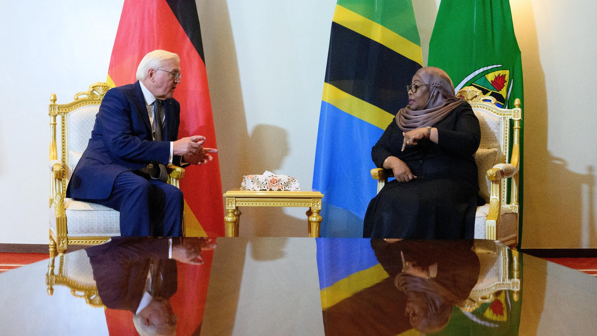 Bundespräsident Frank-Walter Steinmeier (l.) und Samia Suluhu Hassan, Präsidentin von Tansania, sitzen im State House bei einem Gespräch. 