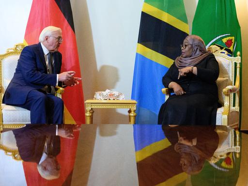 Bundespräsident Frank-Walter Steinmeier (l.) und Samia Suluhu Hassan, Präsidentin von Tansania, sitzen im State House bei einem Gespräch. 