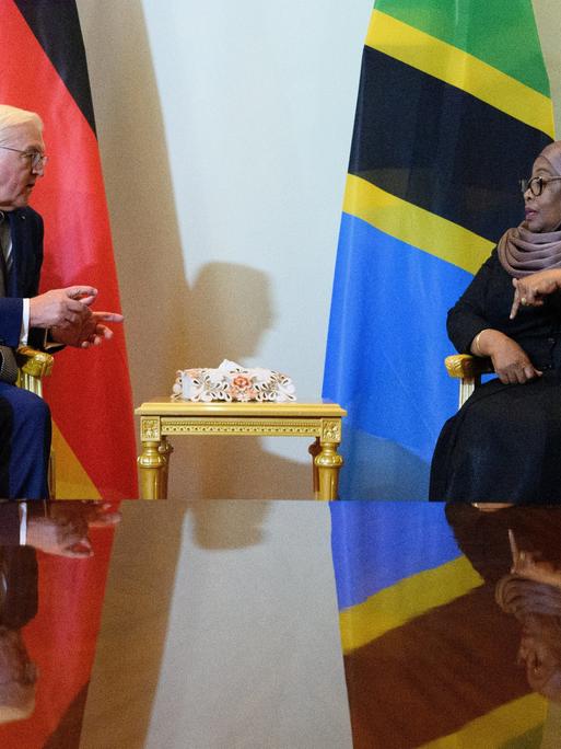 Bundespräsident Frank-Walter Steinmeier (l.) und Samia Suluhu Hassan, Präsidentin von Tansania, sitzen im State House bei einem Gespräch. 