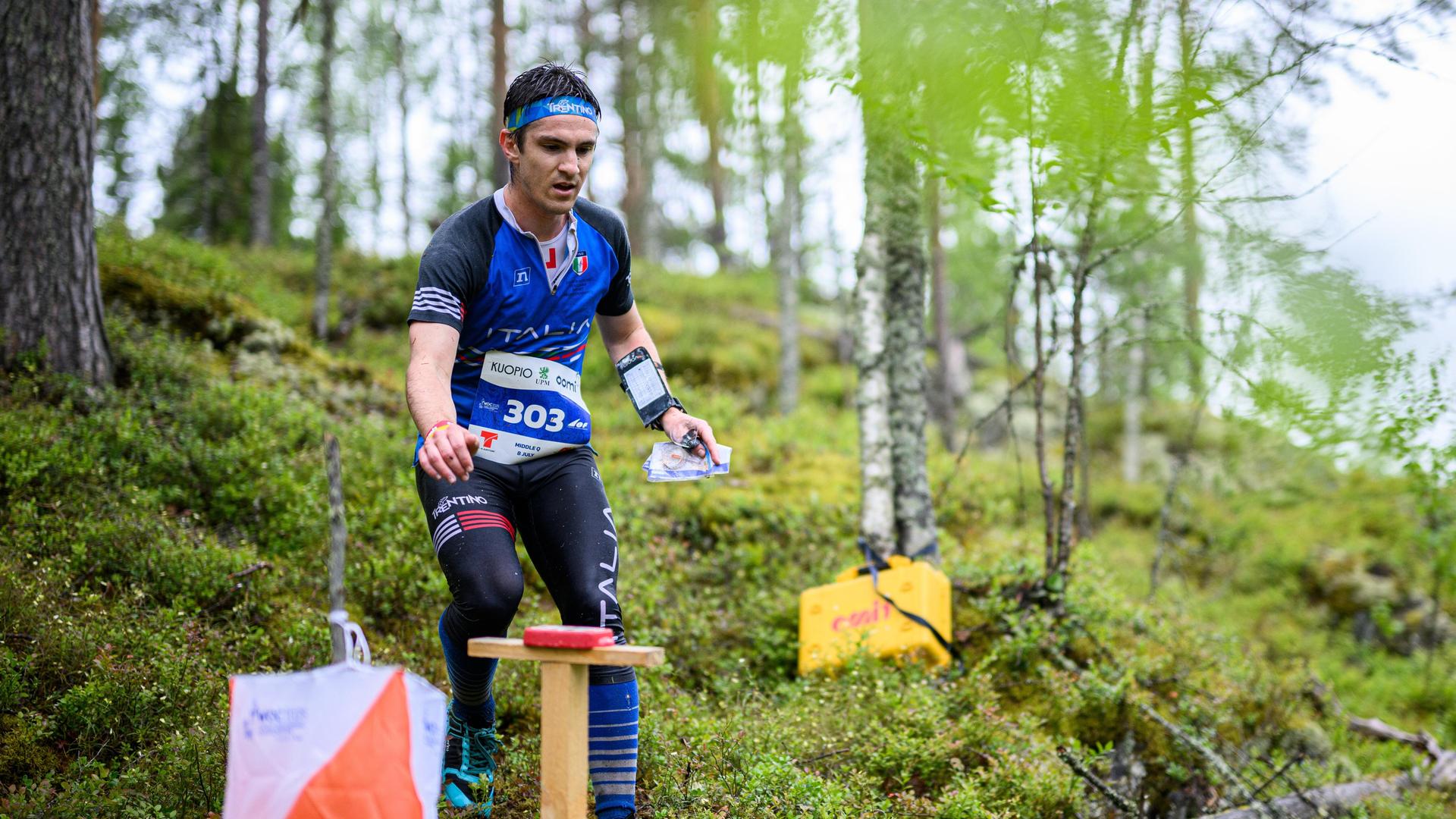 Mattia Debertolis aus Italien nimmt am ersten Tag der Orientierungslauf-Weltmeisterschaft am 8. Juli 2025 in Tahko am Qualifikationsrennen der Männer über die Mitteldistanz teil.
