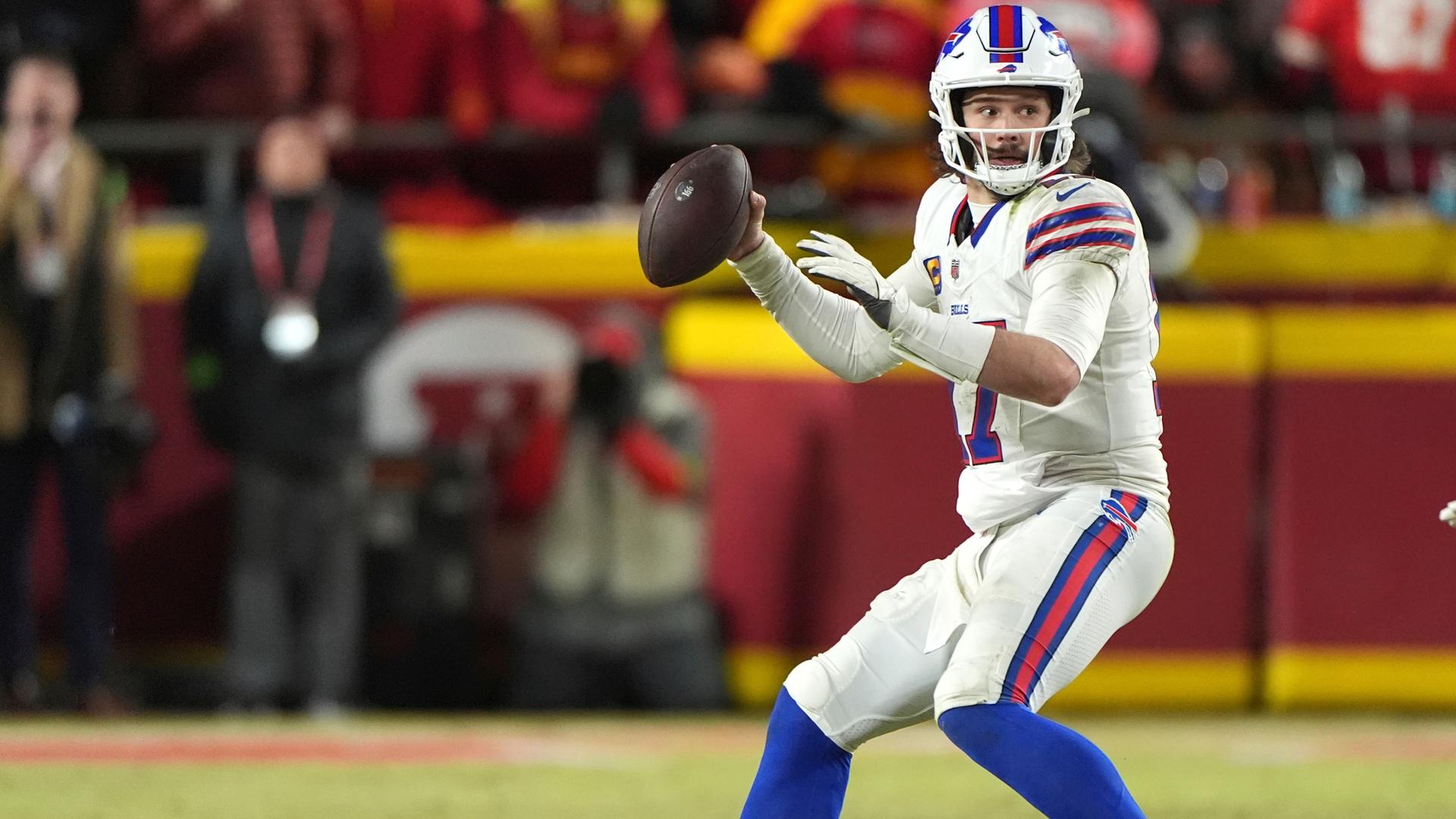 Quarterback Josh Allen von den Buffalo Bills mit Helm, Schulterpads und Handschuhen wirft den Football.