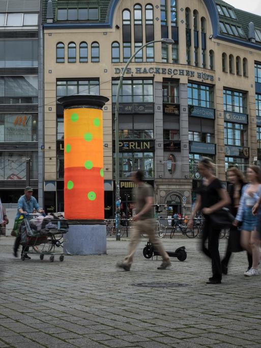 Eine Litfaßsäule steht am Hackeschen Markt in Berlin.