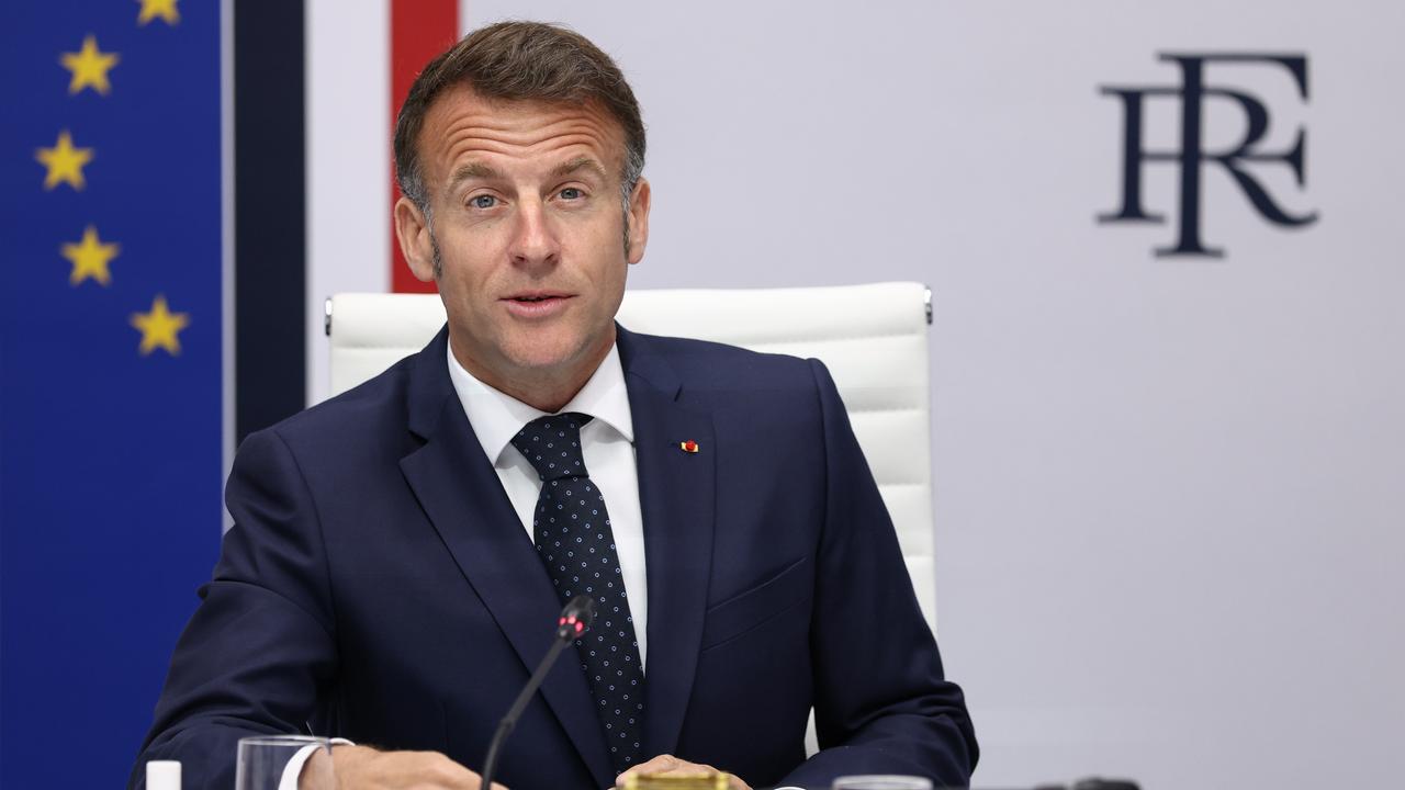 Der französische Präsident Emmanuel Macron nimmt an einer Sitzung des französischen Verteidigungs- und Sicherheitsrates im Élysée-Palast in Paris teil. Der französische Präsident Emmanuel Macron nimmt an einer Sitzung des französischen Verteidigungs- und Sicherheitsrates im Élysée-Palast in Paris teil.