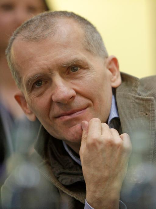 Der Autor Jan Faktor sitzt am Donnerstag (18.03.2010) als Nominierte für den Leipziger Buchpreis auf der Leipziger Buchmesse.