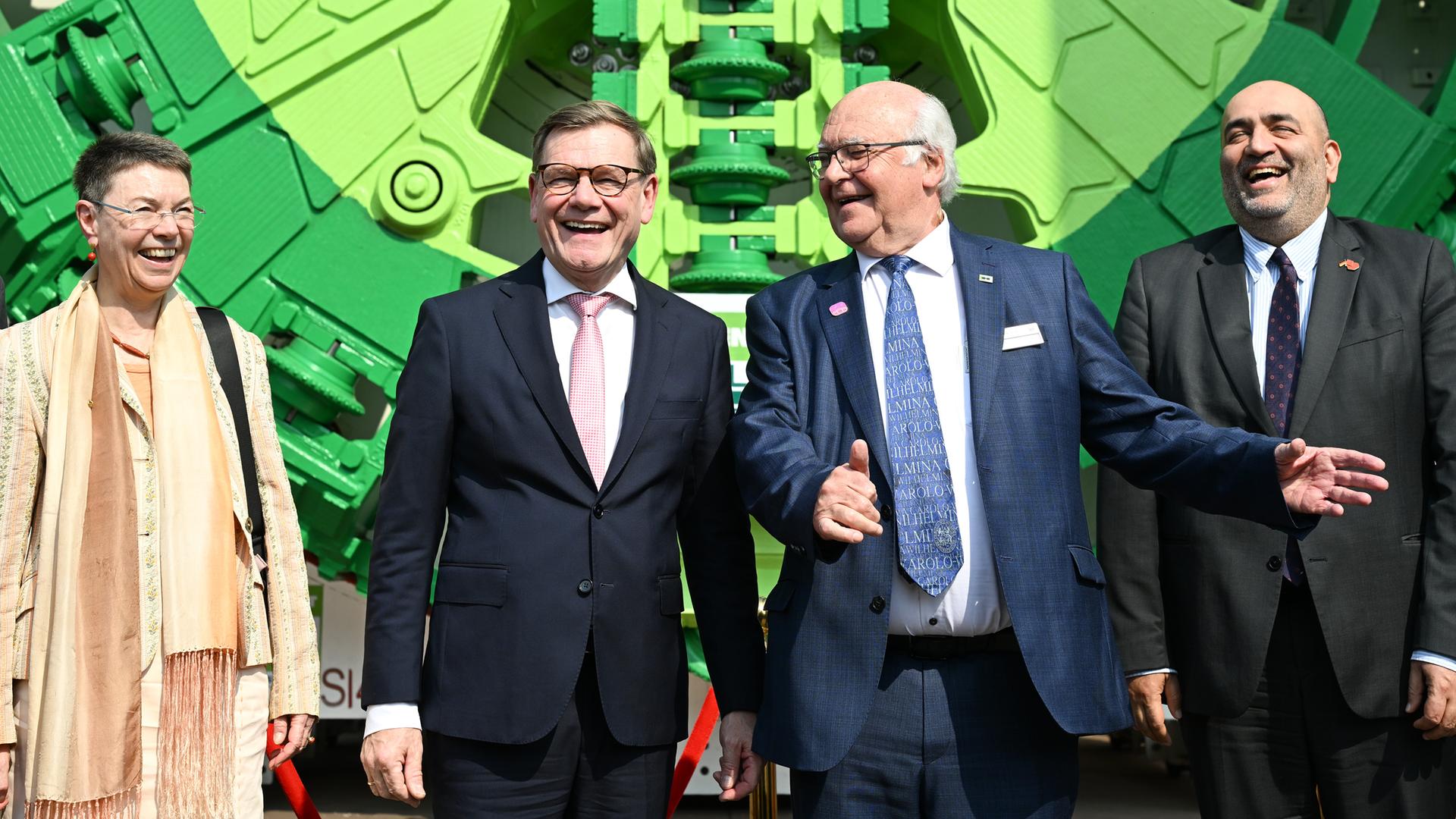 Guangdong: Bundesaußenminister Wadephul (2.v.l, CDU) besucht unter Führung des Vorstandsvorsitzenden Martin Herrenknecht (2.v.r) die Herrenknecht AG. Links steht die deutsche Botschafterin Flor, rechts lacht Nouripour, Bündnis 90/Die Grünen. Guangdong: Bundesaußenminister Wadephul (2.v.l, CDU) besucht unter Führung des Vorstandsvorsitzenden Martin Herrenknecht (2.v.r) die Herrenknecht AG. Links steht die deutsche Botschafterin Flor, rechts lacht Nouripour, Bündnis 90/Die Grünen.