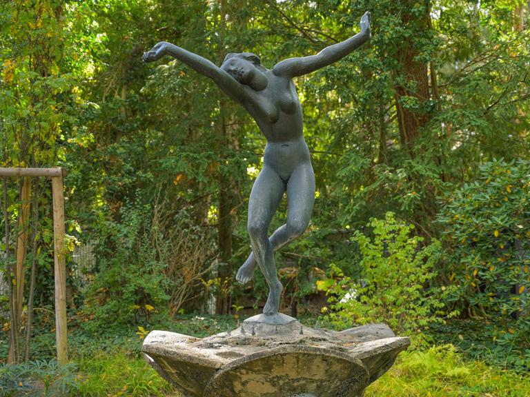 Der Tänzerinnen-Brunnen im Garten des Georg-Kolbe-Museums in Berlin-Westend. 