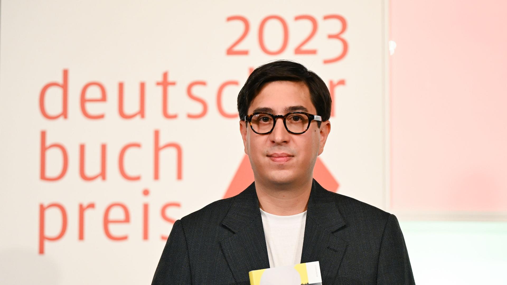 Hessen, Frankfurt/Main: Der österreichische Autor Tonio Schachinger erhält die Auszeichnung Deutschen Buchpreis 2023 für seinen Roman "Endzeitalter". 