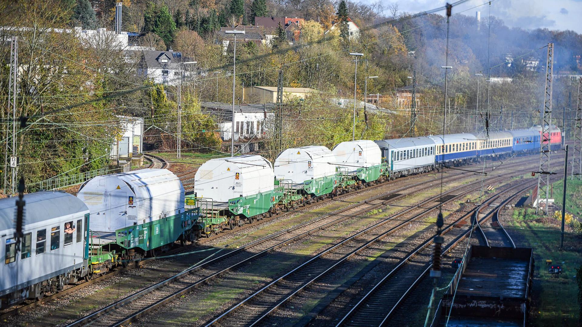 Ein Zug mit vier Castor-Behältern. 