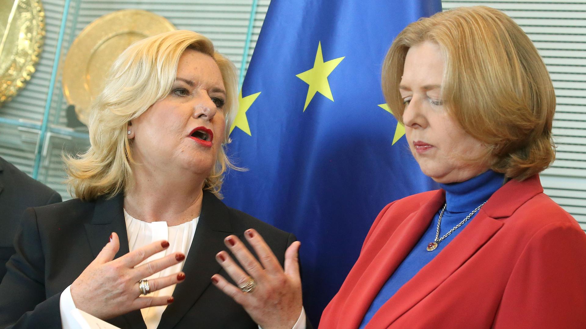 Berlin: Eva Högl (SPD, l), Wehrbeauftragte des Deutschen Bundestages, überreicht im Reichtagsgebäude Bärbel Bas (SPD), Bundestagspräsidentin, ihren Jahresbericht für 2022 Berlin: Eva Högl (SPD, l), Wehrbeauftragte des Deutschen Bundestages, überreicht im Reichtagsgebäude Bärbel Bas (SPD), Bundestagspräsidentin, ihren Jahresbericht für 2022