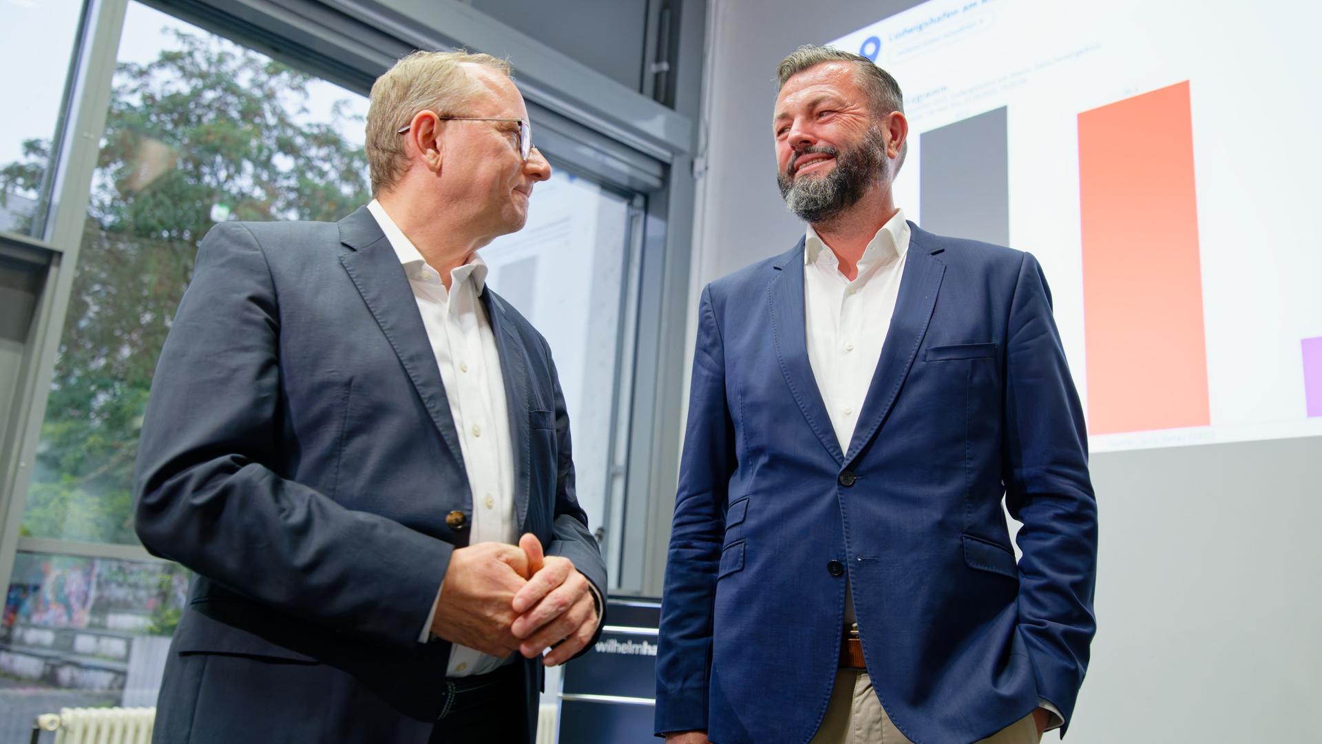 Ludwigshafen: Klaus Blettner (links), Kandidat der CDU und der Freien Wähler, und Jens Peter Gotter, Kandidat der SPD, stehen im Wilhelm-Hack-Museum bei der Bekanntgabe der Ergebnisse der Oberbürgermeisterwahl.