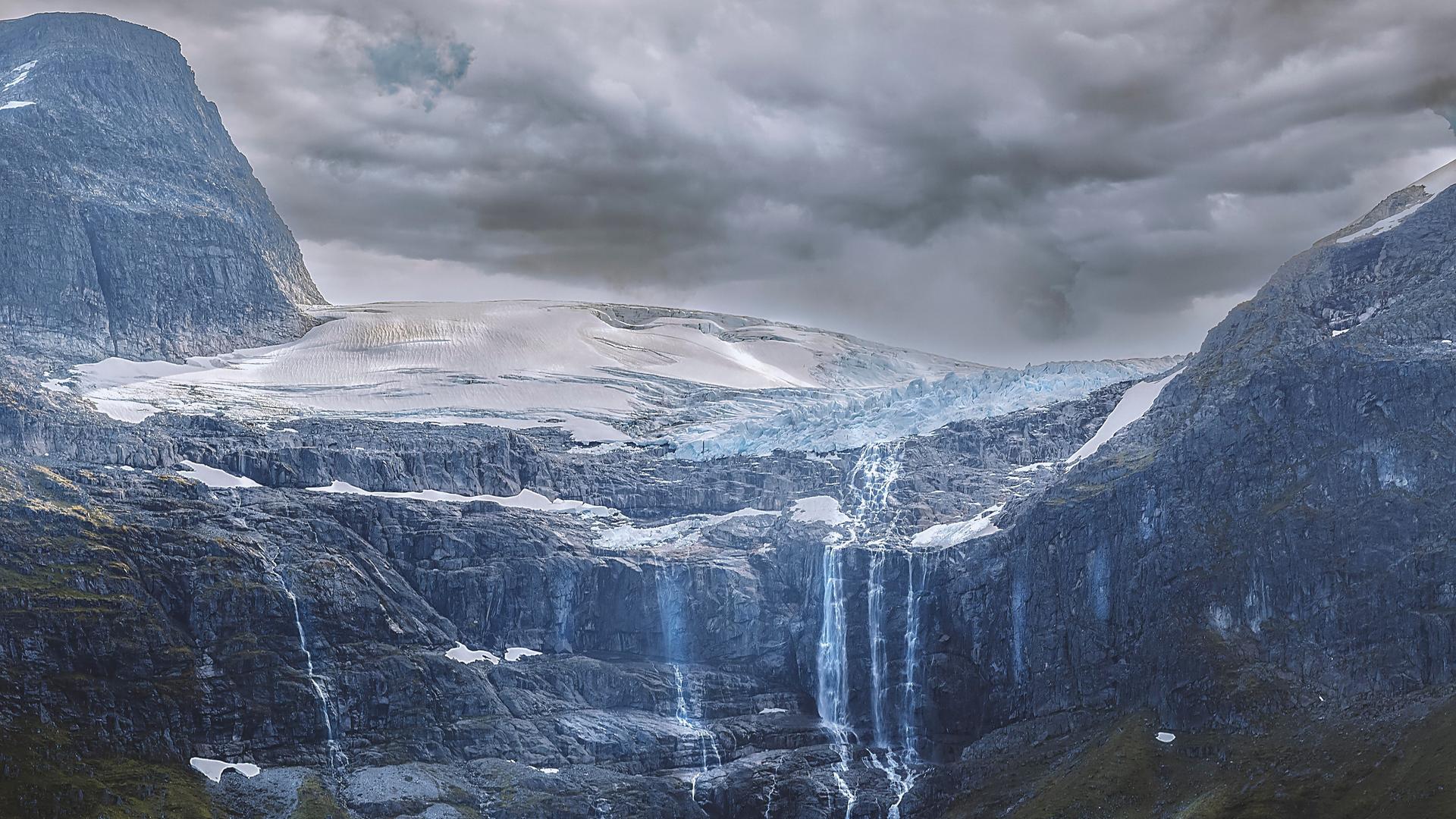 Wasser rinnt von einem schmelzenden Gletscher