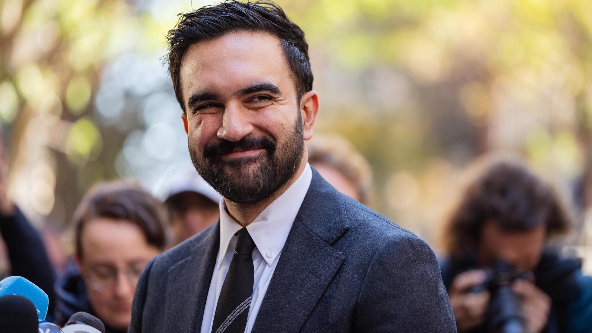 Der demokratische Kandidat für das Amt des Bürgermeisters von New York City, Zohran Mamdani, begrüßt am 27. Oktober 2025 im New Yorker Stadtteil Upper East Side Wählerinnen und Wähler. Der demokratische Kandidat für das Amt des Bürgermeisters von New York City, Zohran Mamdani, begrüßt am 27. Oktober 2025 im New Yorker Stadtteil Upper East Side Wählerinnen und Wähler.