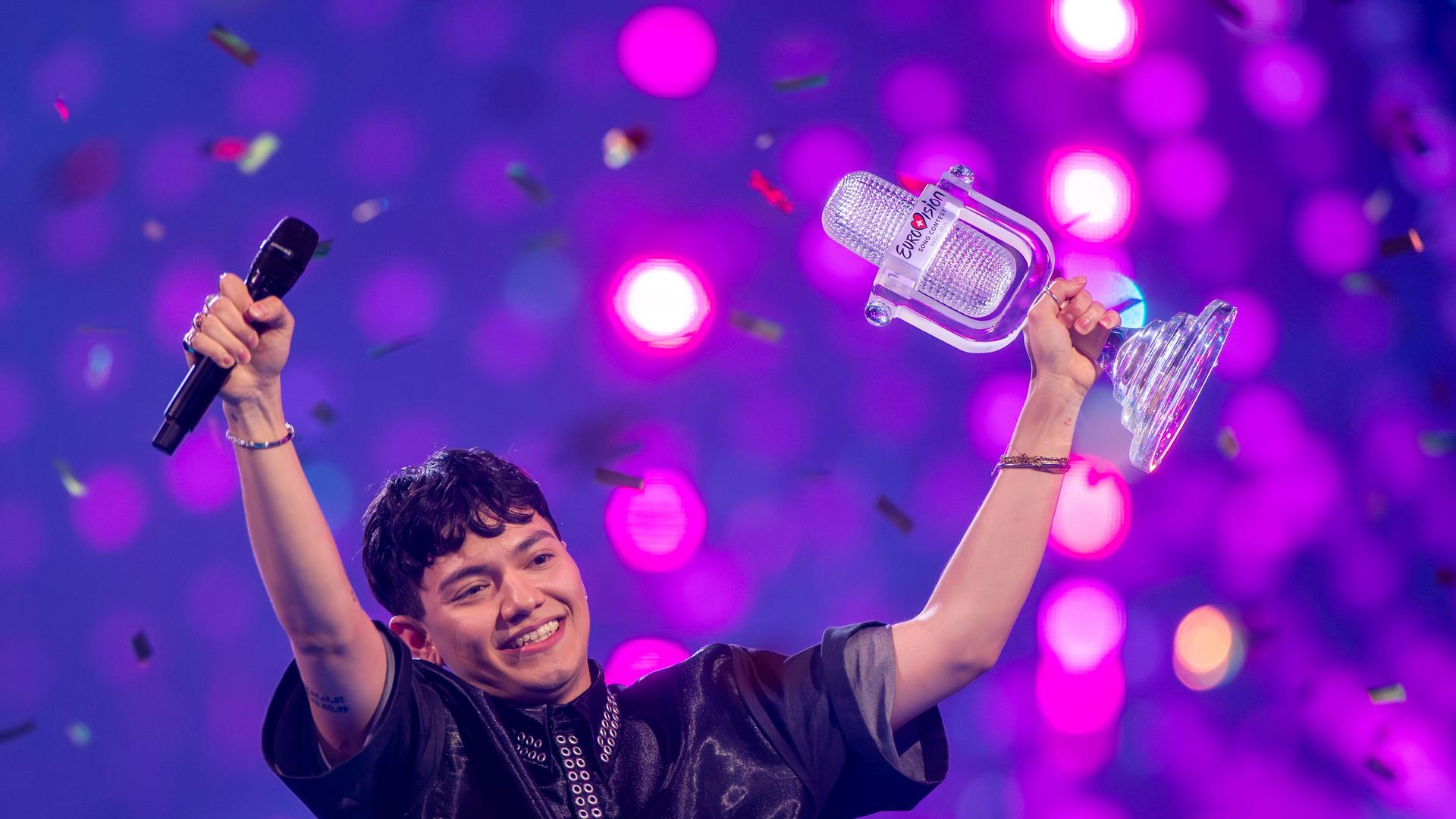 JJ aus Österreich, Gewinner des Eurovision Song Contest, hällt die Trophäe in der Hand und jubelt.