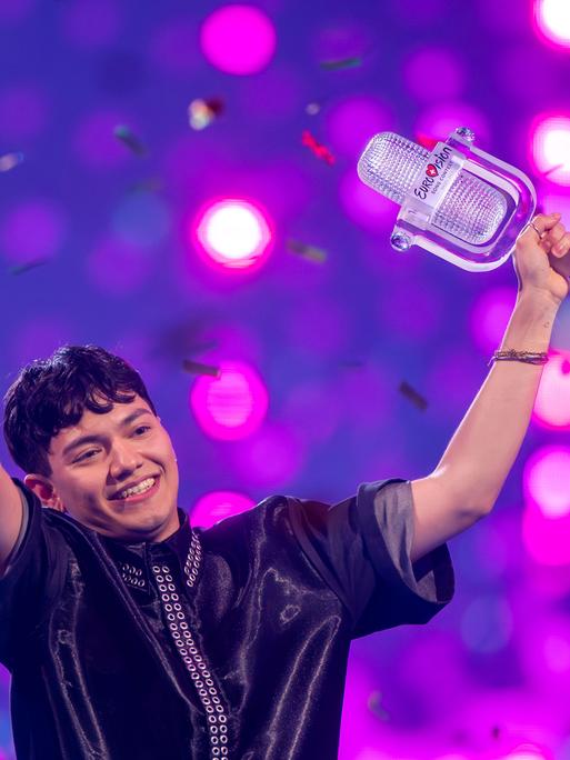 JJ aus Österreich, Gewinner des Eurovision Song Contest, hällt die Trophäe in der Hand und jubelt.