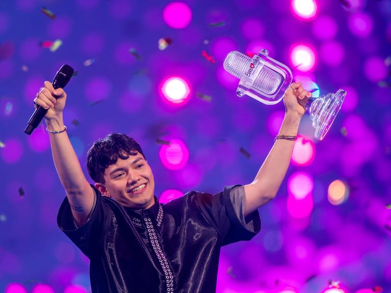JJ aus Österreich, Gewinner des Eurovision Song Contest, hällt die Trophäe in der Hand und jubelt.