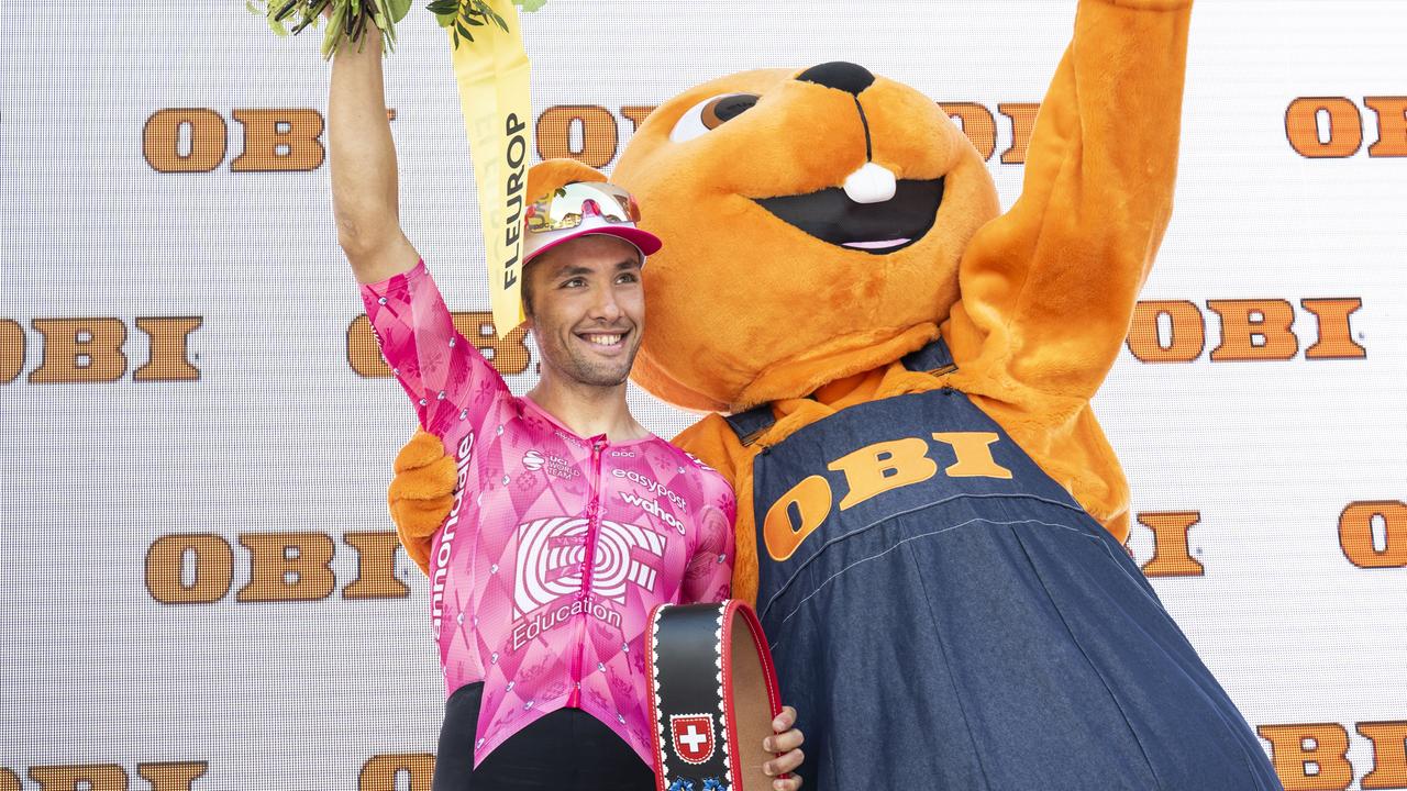 Der Radrennfahrer Vincenzo Albanese jubelt auf dem Podium. : Gian Ehrenzeller / dpa