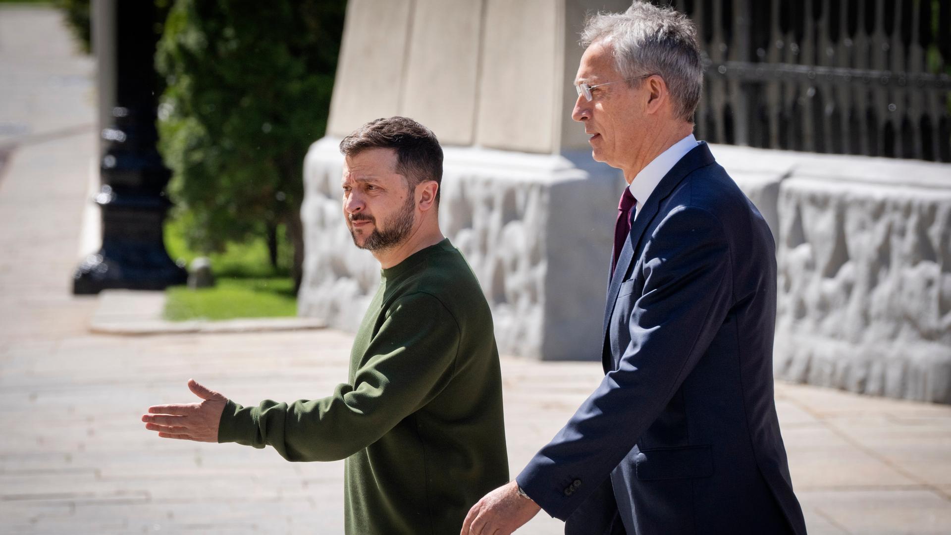 NATO-Generalsekretär Stoltenberg trifft in Kiew den ukrainischen Präsidenten Selenskyj. Beide laufen nebeneinander her, und Selenskyj weist Stoltenberg mit der linken Hand den Weg.