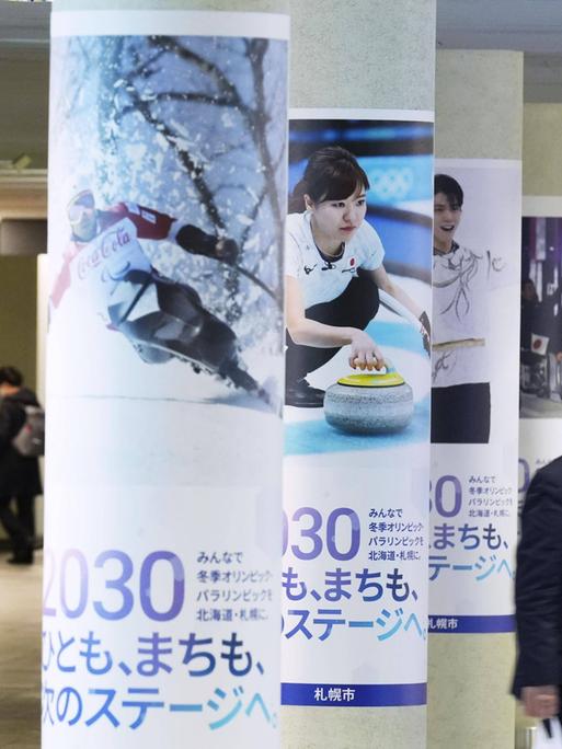 Plakate in der U-Bahn von Sapporo werben für die Ausrichtung der Olympischen Winterspiele in der nordjapanischen Stadt. 