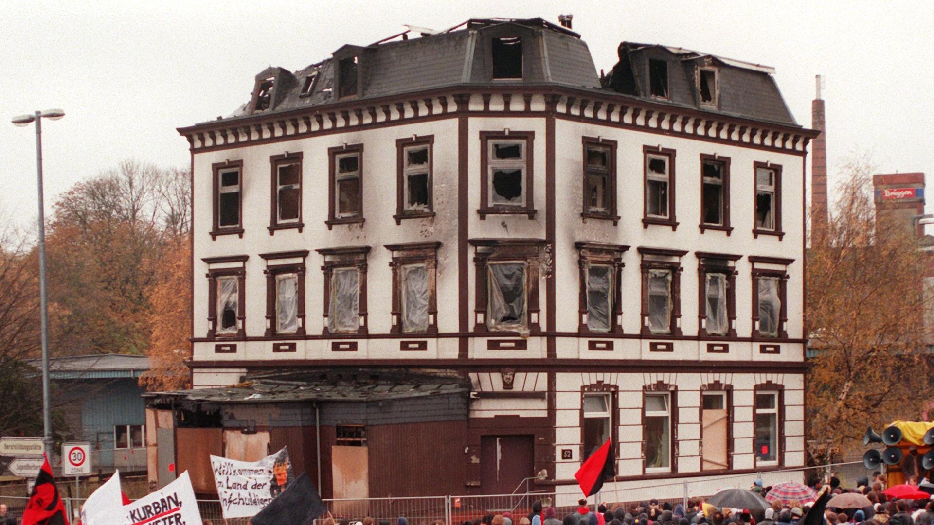 Rund 1000 Menschen demonstrieren am 2.11.1996 in Lübeck vor der Ruine des abgebrannten Asylbewerberheims für einen Freispruch des Angklagten Safwan Eid. Der ehemalige Hausbewohner muÃ sich zur Zeit wegen des Verdachts der Brandstiftung vor Gericht verantworten. Durch das Feuer am 18. Januar 1996 waren zehn Menschen ums Leben gekommen. Zu der Veranstaltung hatten unter anderem das Lübecker Bündnis gegen Rassismus, verschiedene antirassistische Gruppen aus dem ganzen Bundesgebiet sowie die Verbände der Grünen aus Lübeck und Schleswig-Holstein aufgerufen. 