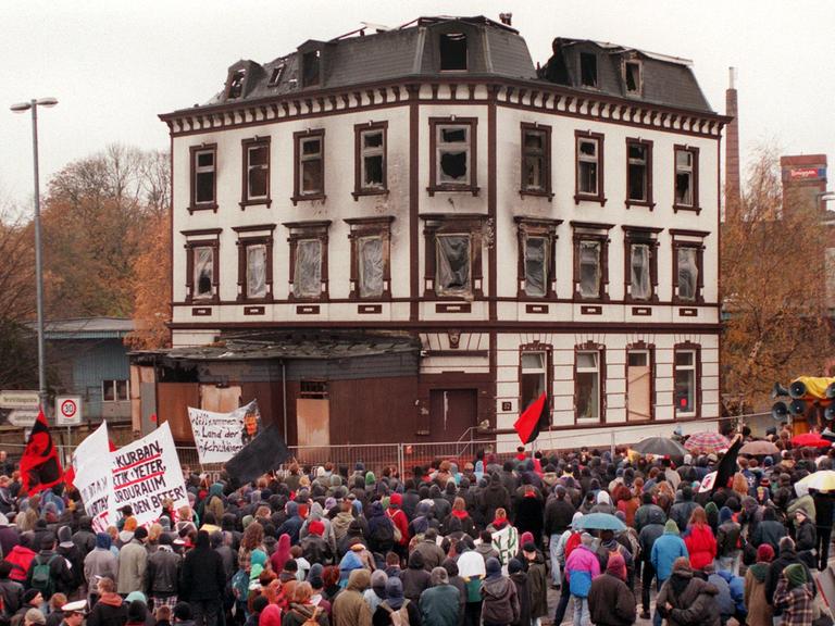 Rund 1000 Menschen demonstrieren am 2.11.1996 in Lübeck vor der Ruine des abgebrannten Asylbewerberheims für einen Freispruch des Angklagten Safwan Eid. Der ehemalige Hausbewohner muÃ sich zur Zeit wegen des Verdachts der Brandstiftung vor Gericht verantworten. Durch das Feuer am 18. Januar 1996 waren zehn Menschen ums Leben gekommen. Zu der Veranstaltung hatten unter anderem das Lübecker Bündnis gegen Rassismus, verschiedene antirassistische Gruppen aus dem ganzen Bundesgebiet sowie die Verbände der Grünen aus Lübeck und Schleswig-Holstein aufgerufen. 