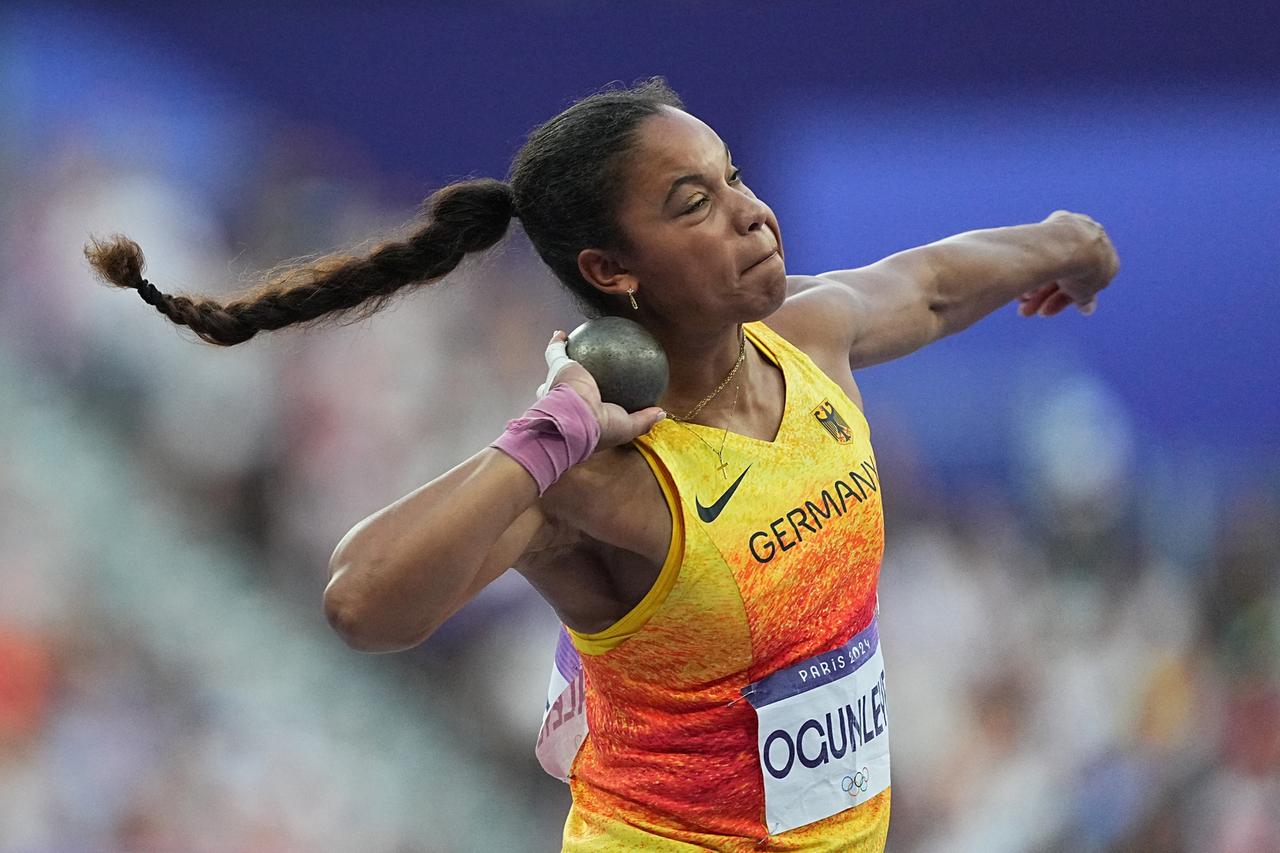 Das Foto zeigt die Kugelstoßerin Yemisi Ogunleye aus Deutschland bei den Olympischen Spielen in Paris in der Bewegung - kurz vor dem Abstoß.