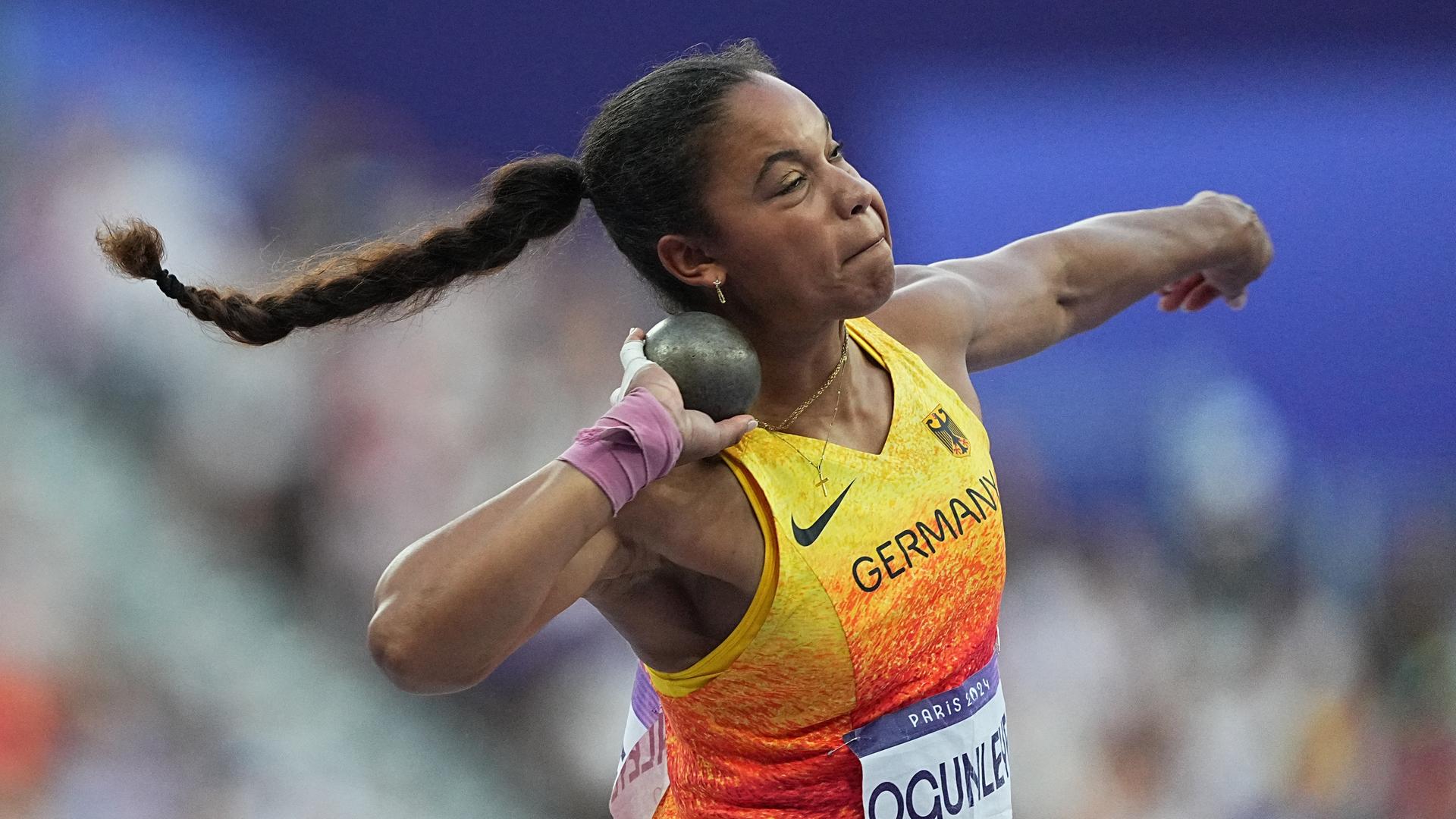 Das Foto zeigt die Kugelstoßerin Yemisi Ogunleye aus Deutschland bei den Olympischen Spielen in Paris.