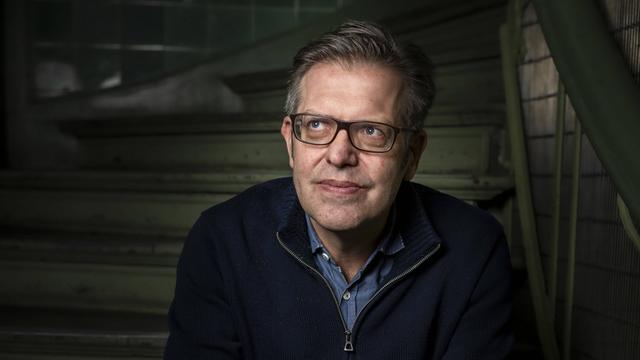 Steffen Mau, Soziologe für Makrosoziologie am Institut für Sozialwissenschaften der Humboldt-Universität zu Berlin, HU sitzt auf einer Treppe.