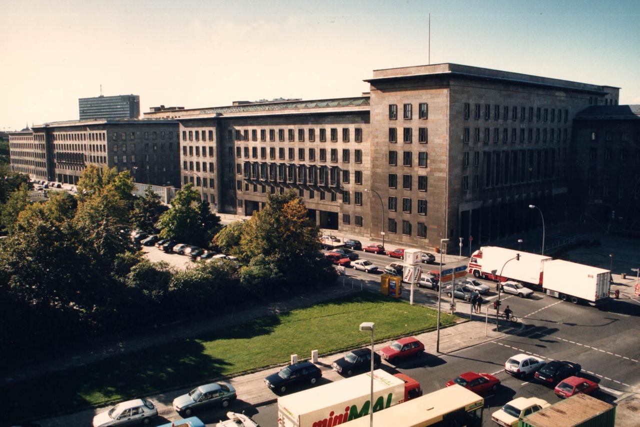 Das Gebäude der Treunhandanstalt in Berlin von außen. Davor Autos und Lastwagen auf der Strasse.