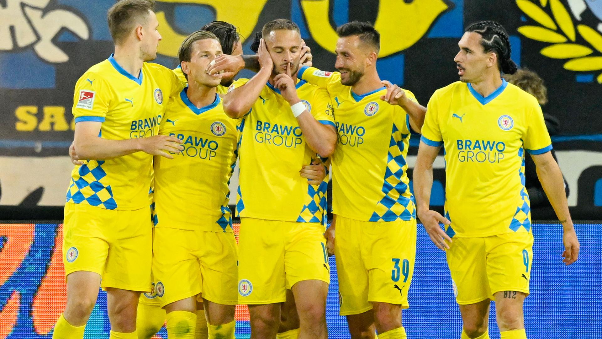 Braunschweigs Torschütze Marvin Rittmüller (M) jubelt mit seinen Mannschaftskollegen über das Tor zum 2:0. Braunschweigs Torschütze Marvin Rittmüller (M) jubelt mit seinen Mannschaftskollegen über das Tor zum 2:0.