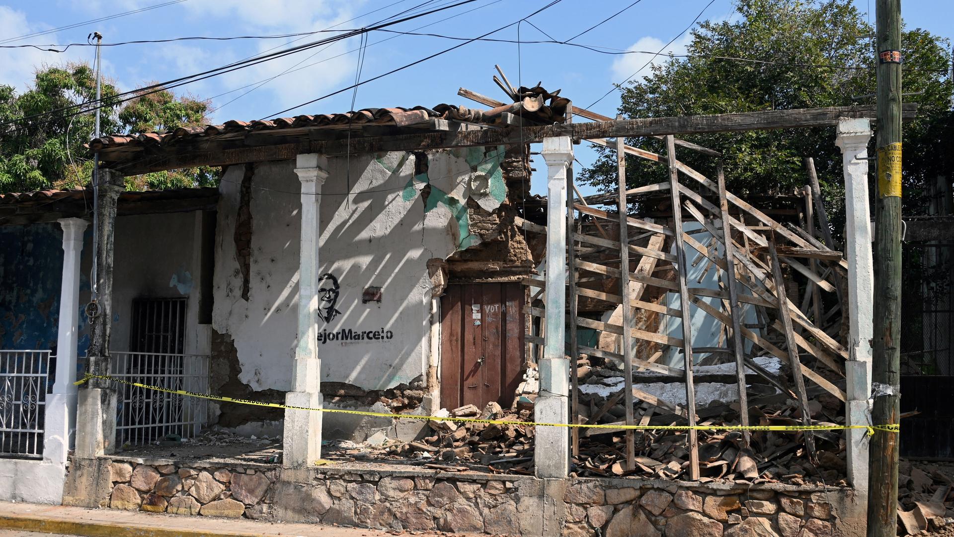 Das Bild zeigt starke Erdbeben-Schäden an einem kleinen Häuschen.