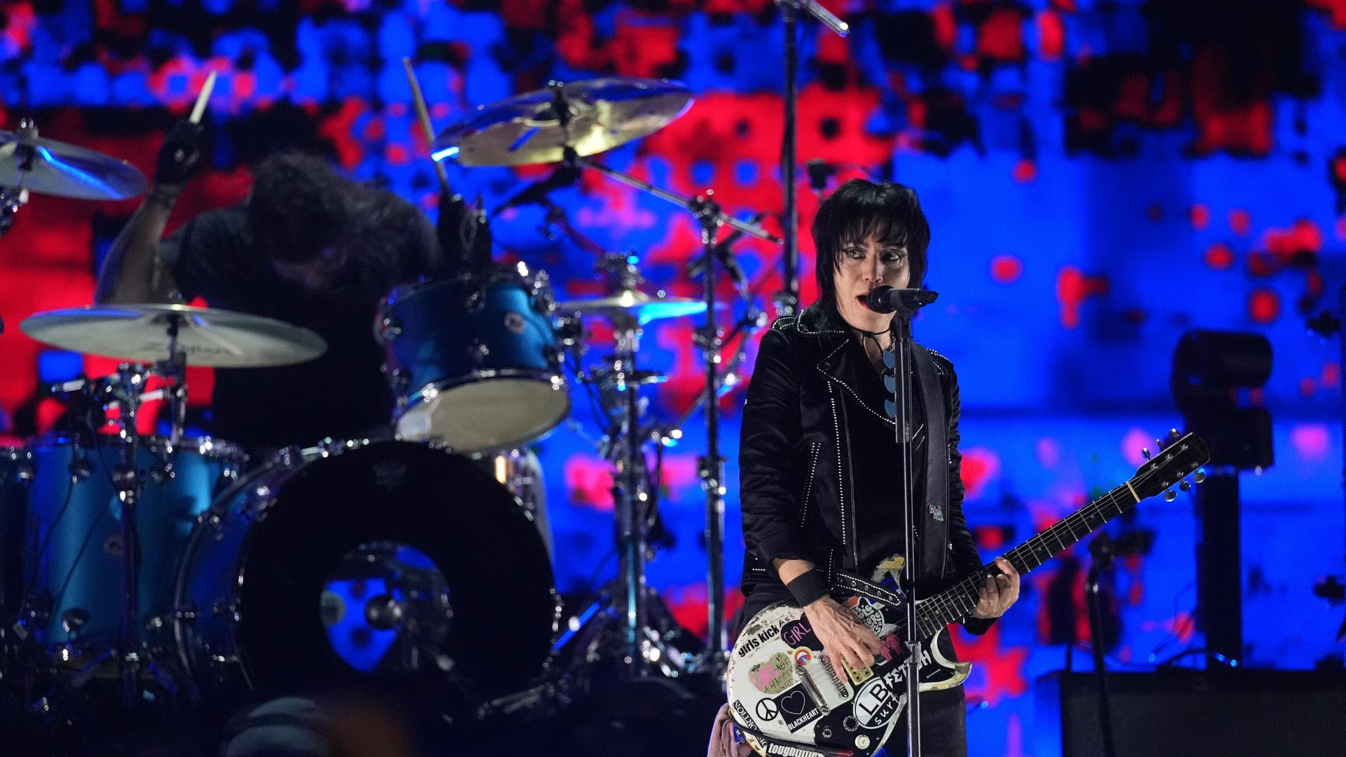 Joan Jett mit Dave Grohl von Nirvana beim Fire Aid.