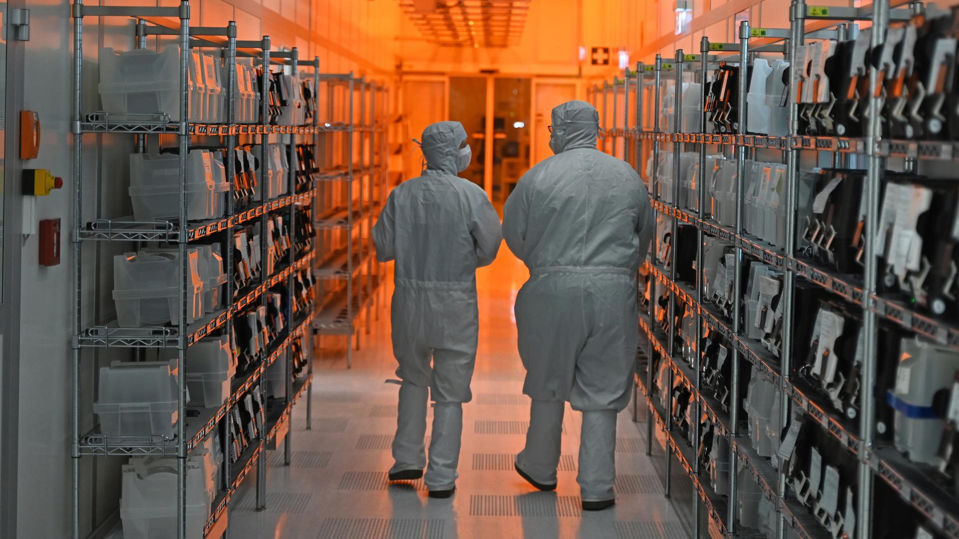 Mitarbeiter der Nexperia GmbH gehen durch die sogenannten Reinräume des Halbleiterproduzenten. Mitarbeiter der Nexperia GmbH gehen durch die sogenannten Reinräume des Halbleiterproduzenten.