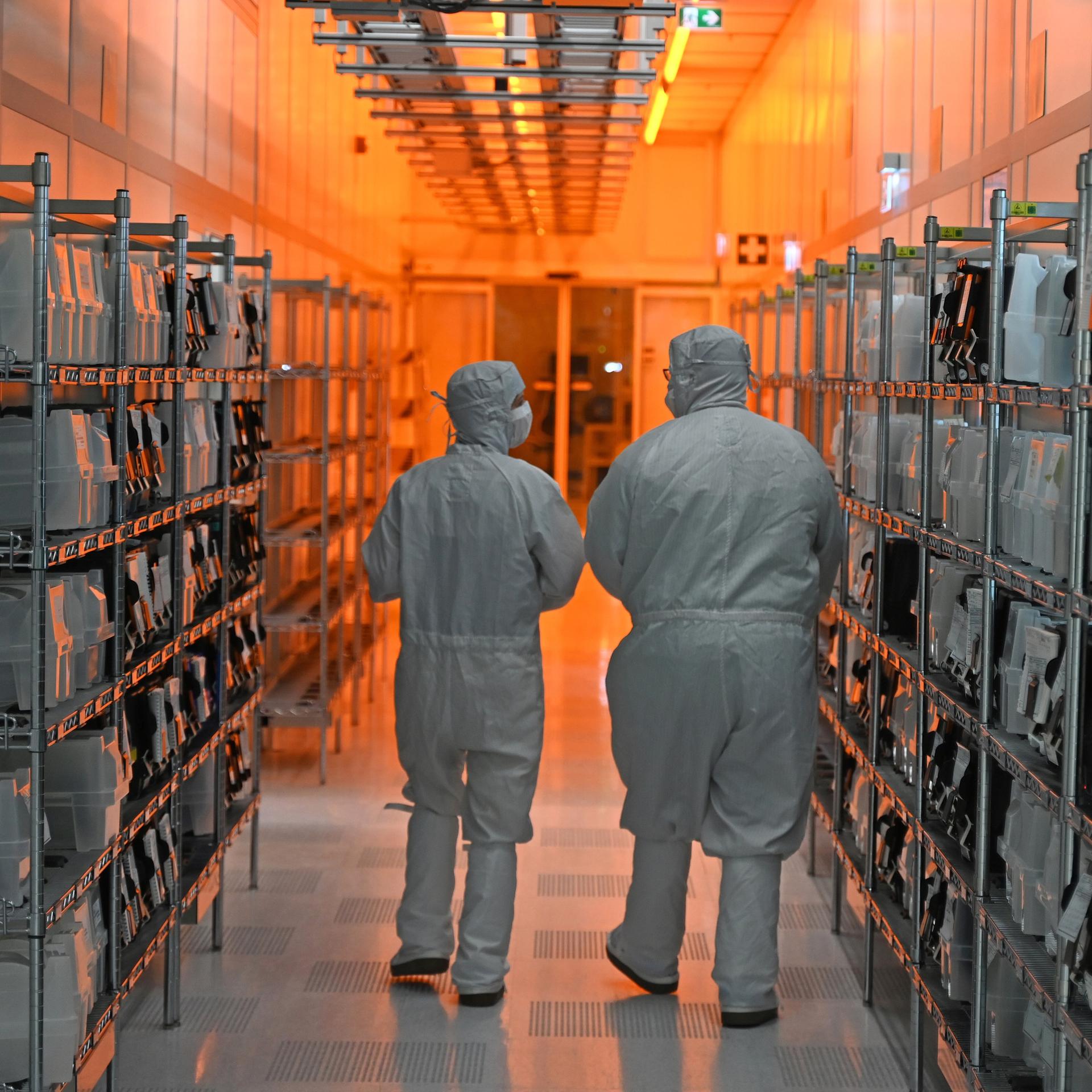 Mitarbeiter der Nexperia GmbH gehen durch die sogenannten Reinräume des Halbleiterproduzenten. Mitarbeiter der Nexperia GmbH gehen durch die sogenannten Reinräume des Halbleiterproduzenten.