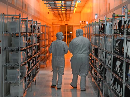 Mitarbeiter der Nexperia GmbH gehen durch die sogenannten Reinräume des Halbleiterproduzenten.