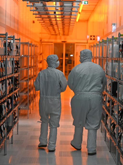 Mitarbeiter der Nexperia GmbH gehen durch die sogenannten Reinräume des Halbleiterproduzenten.