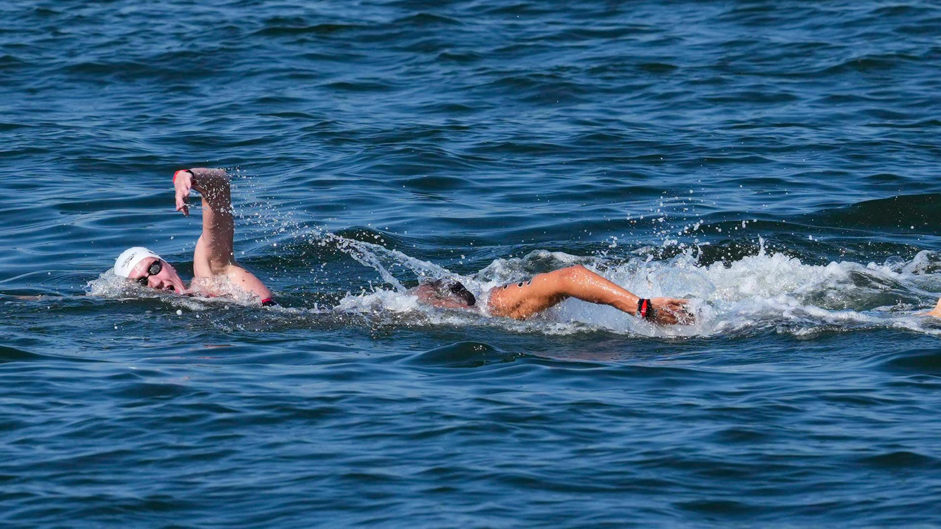 Das Bild zeigt mehrere Schwimmer im Freiwasser. Der Deutsche Florian Wellbrock liegt klar in Führung.