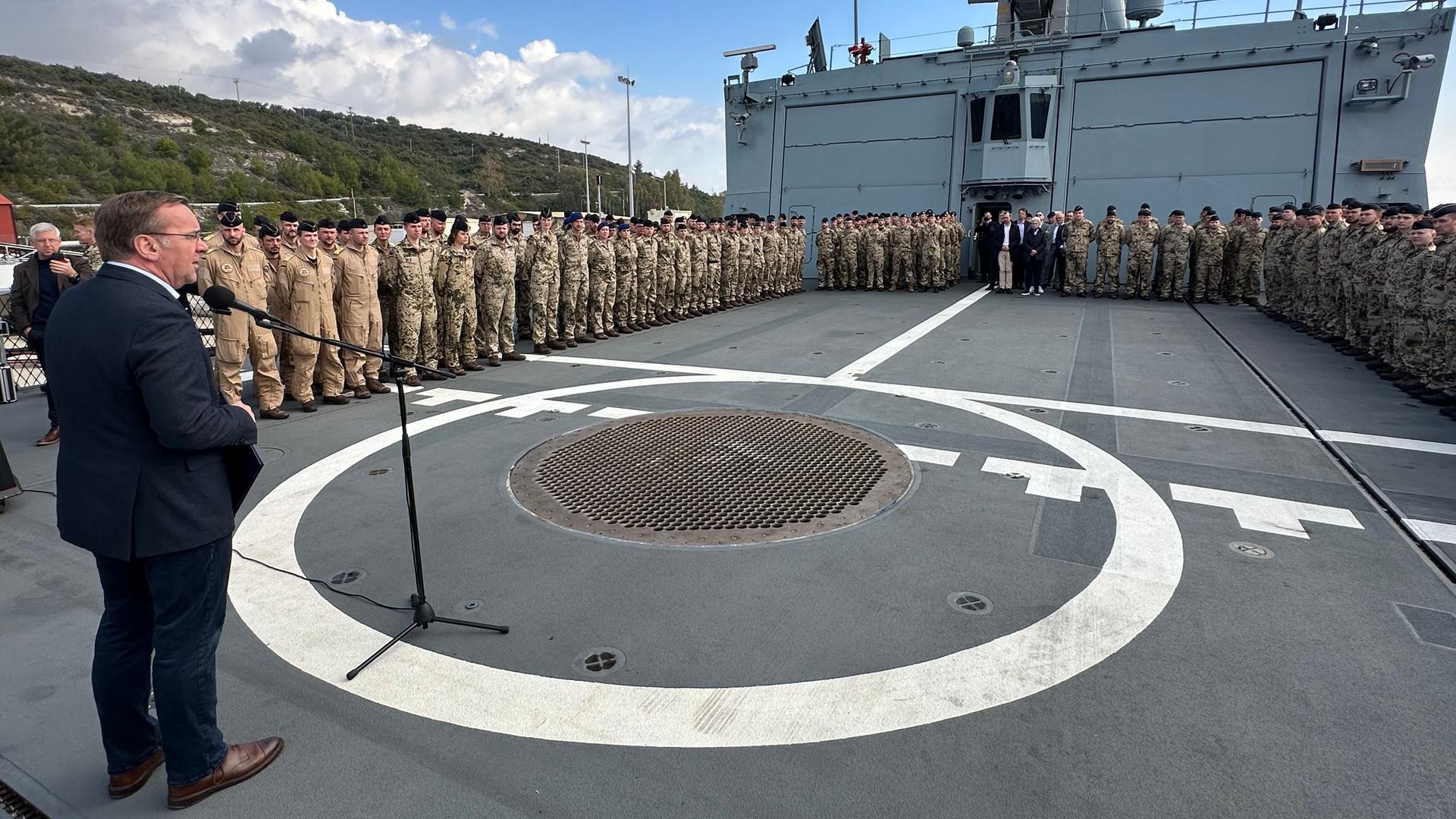 Griechenland, Souda: Soldaten sind beim Besuch von Boris Pistorius (SPD, v), Bundesminister der Verteidigung, an Bord der Fregatte "Hessen" im Souda Bay, Kreta angetreten.