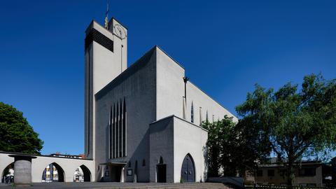 Kontrastreiche Außenansicht der minimalistischen Kirche St. Dreikönigen, ein Meisterwerk der Moderne in Köln-Bickendorf. Kontrastreiche Außenansicht der minimalistischen Kirche St. Dreikönigen, ein Meisterwerk der Moderne in Köln-Bickendorf.