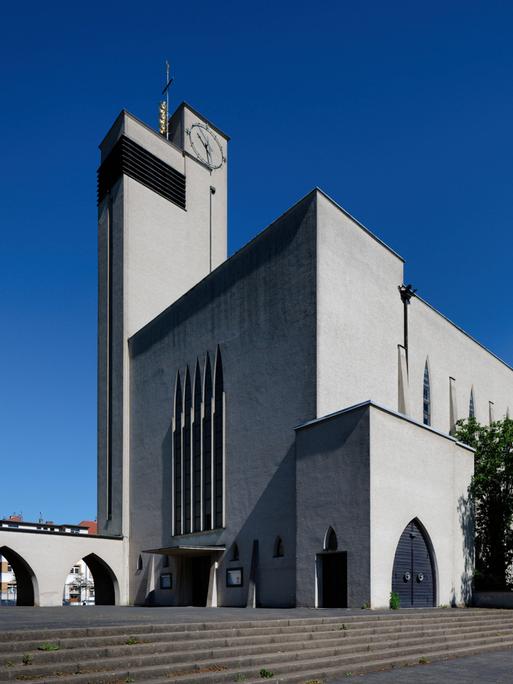 Kontrastreiche Außenansicht der minimalistischen Kirche St. Dreikönigen, ein Meisterwerk der Moderne in Köln-Bickendorf. Kontrastreiche Außenansicht der minimalistischen Kirche St. Dreikönigen, ein Meisterwerk der Moderne in Köln-Bickendorf.