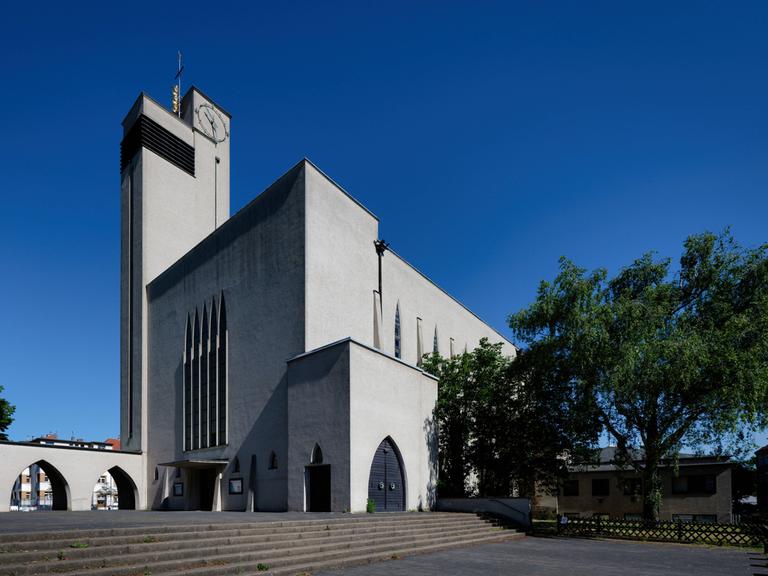 Kontrastreiche Außenansicht der minimalistischen Kirche St. Dreikönigen, ein Meisterwerk der Moderne in Köln-Bickendorf. Kontrastreiche Außenansicht der minimalistischen Kirche St. Dreikönigen, ein Meisterwerk der Moderne in Köln-Bickendorf.