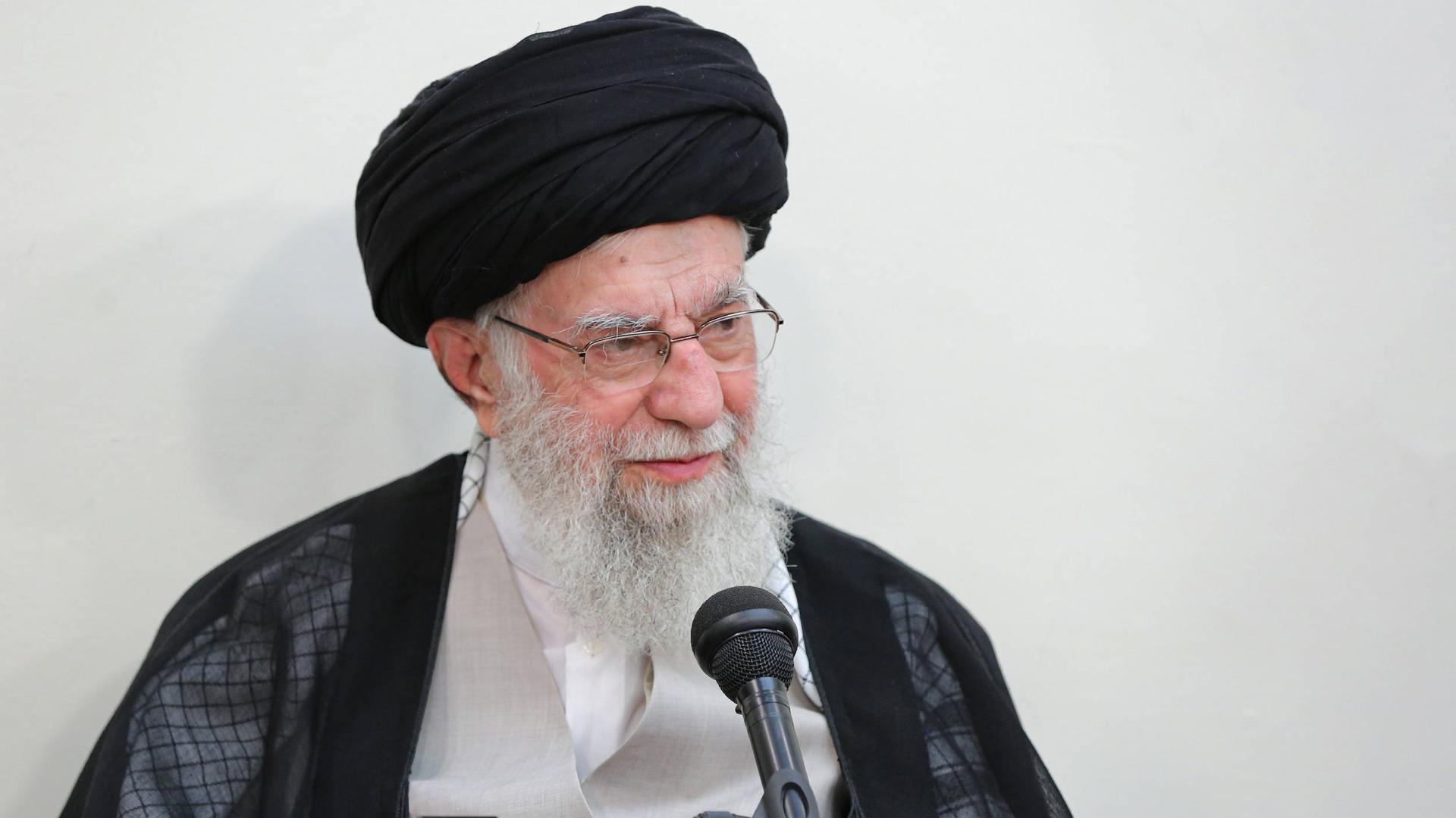 Ayatollah Ali Chamenei spricht in ein Mikrofon.